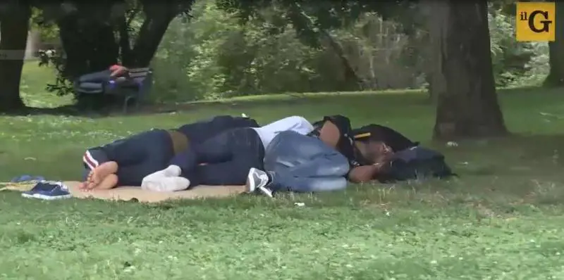 Quello stupro nell'indifferenza: urlava e il migrante la stuprava
