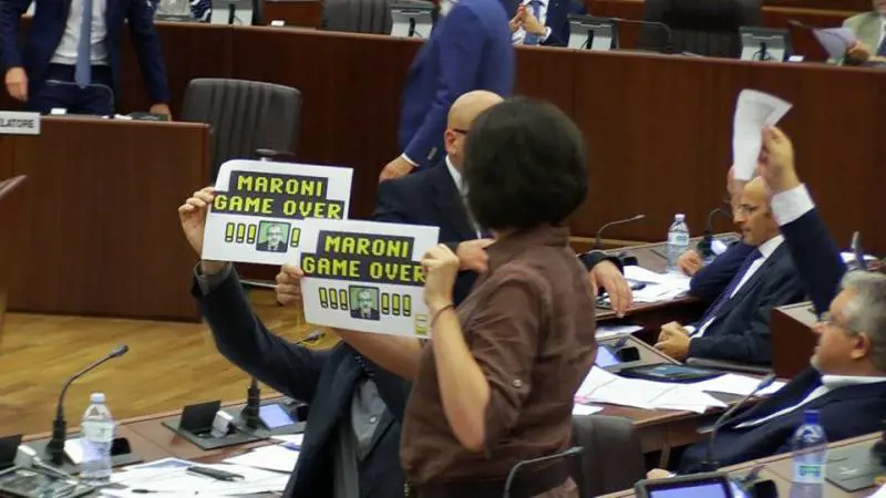 Milano, per far uscire dall'Aula la grillina espulsa arriva la Digos