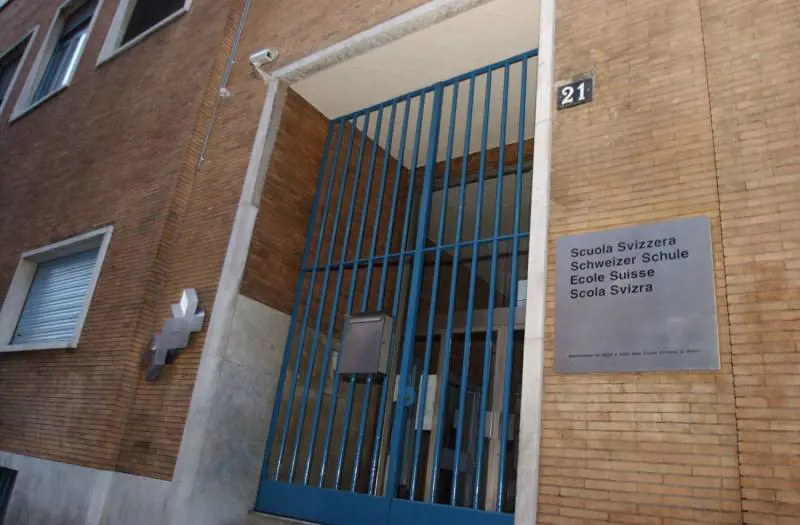 Milano, la Scuola Svizzera capitola e cancella il regolamento anti-disabili