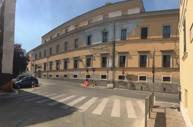 Nella scuola della Regione Lazio tra residenti abusivi, roghi, degrado