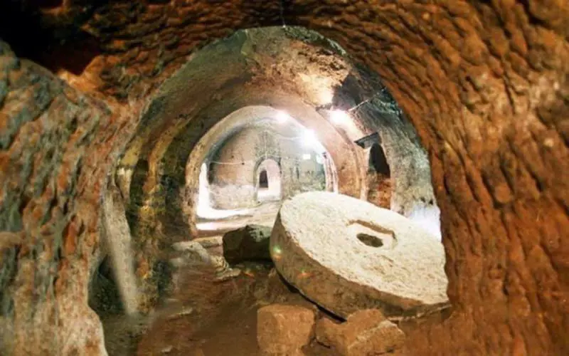 La città medievale costruita nelle viscere della terra
