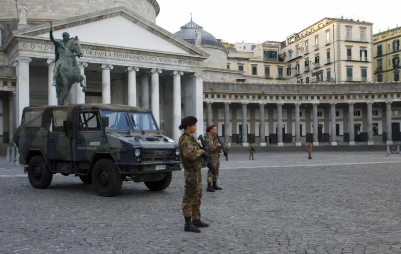 Napoli, passanti aggrediti da africano: intervento dei militari