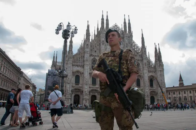 Accoltellato in Centrale: grave. "E c'è chi vuole meno soldati..."