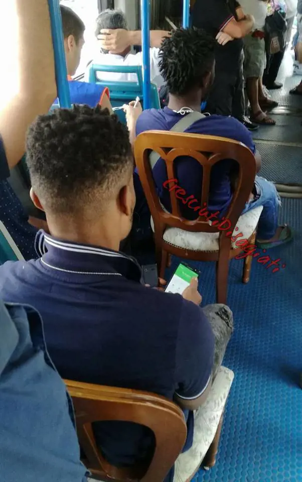 Genova, gli immigrati si portano le sedie sull'autobus