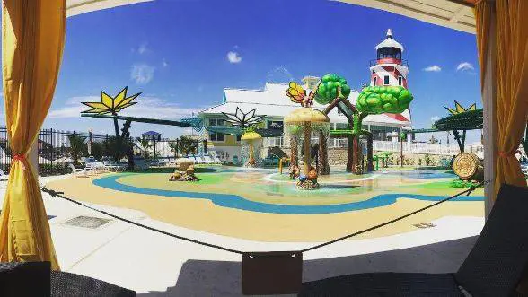 Il padre che ha costruito un intero luna park per la figlia disabile