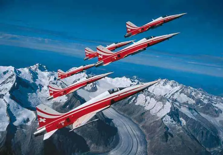 Svizzera, aereo precipita su campo estivo: 3 morti di cui due 14enni