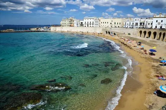 Gallipoli, posto sul balcone affittato per dieci euro