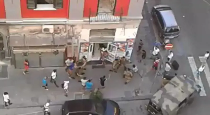Napoli, 30 immigrati accerchiano 5 militari per impedire un fermo