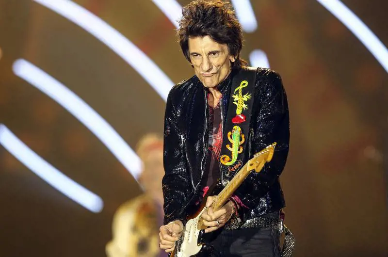 A Ron Wood  togliete tutto ma non il ciuffo