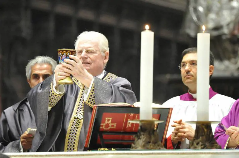 Il caldo saluto della folla. Poi Tettamanzi sepolto in Duomo con Schuster