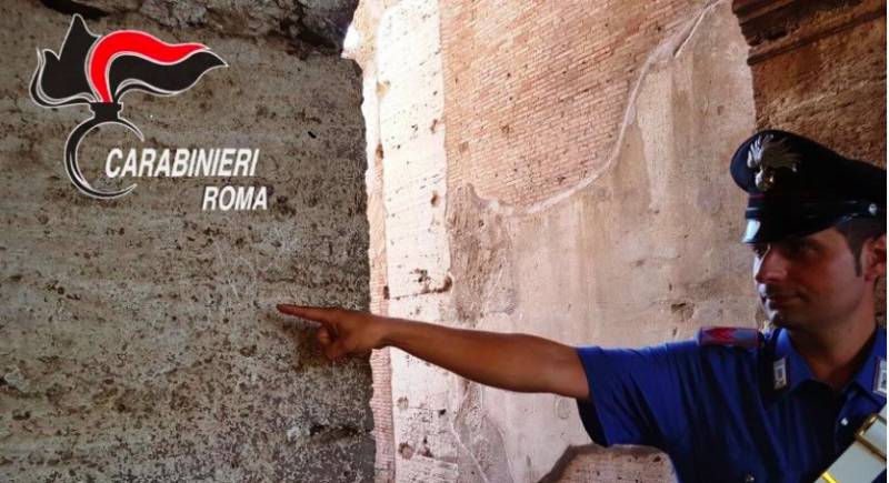 Il nuovo sfregio apparso sul marmo del Colosseo