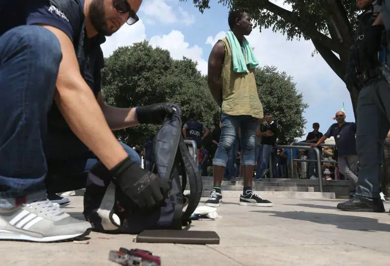 Milano, migrante con spranga. Panico e vetri rotti in Centrale