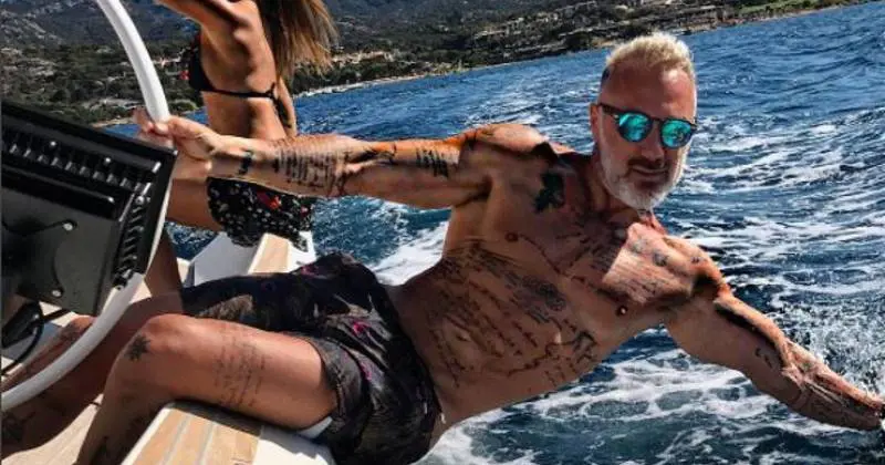 Gianluca Vacchi si cambia il costume, ma mostra le parti intime
