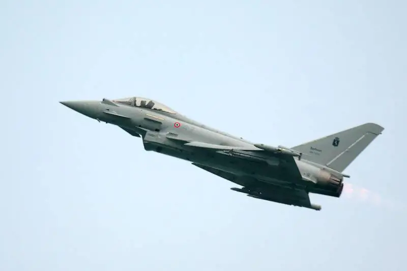 Paura nei cieli: un caccia sgancia (per errore) un missile aria-aria