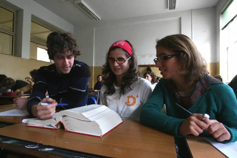 Fa una pernacchia al prof, il docente lo picchia
