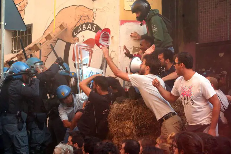 Bologna coccola i violenti: nasce la cittadella black bloc