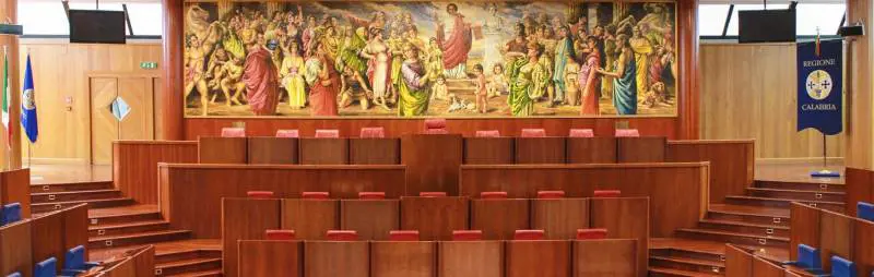 Calabria, le super-ferie concesse dalla sinistra ai consiglieri regionali