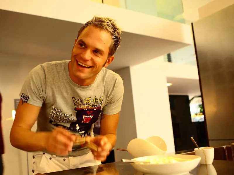 Simone Rugiati contro il ristorante di sushi: "Qui ti intossicano"