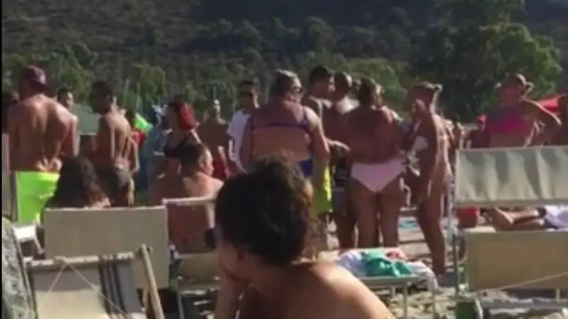Il "vu cumprà" difeso dai bagnanti