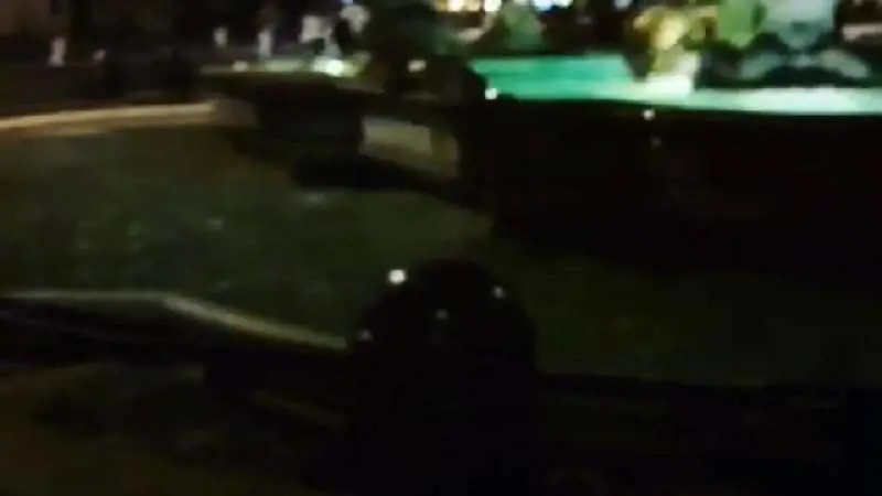 Scempio a Roma: la fontana di piazza Navona come piscina