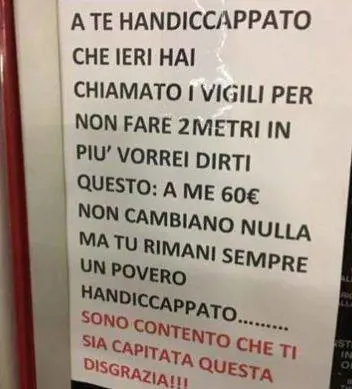 Multa all'auto su area disabili: "Sei un povero handicappato"