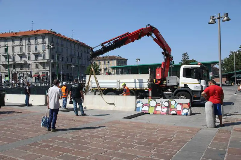 "Alberghi e autonoleggi? Subito i nomi dei clienti"