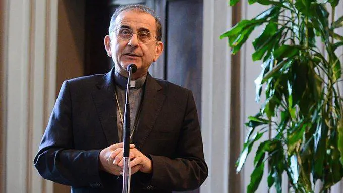 Tra Via Crucis, malati e libri, i giorni intensi di Delpini