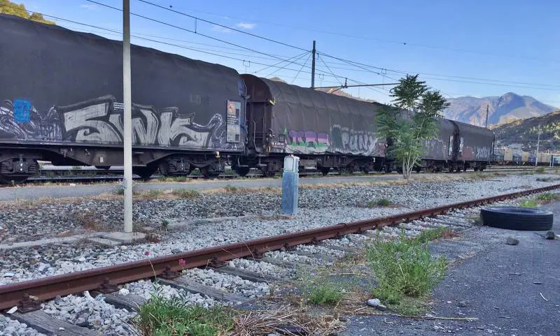 Ventimiglia, migranti assaltano treno merci diretto in Francia