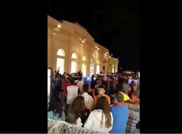 Per non pagare il conto gettano petardo e urlano "attentato": panico a Gallipoli