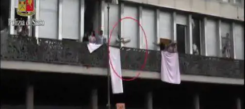 Roma, migranti sgomberati lanciano bombole a gas contro polizia