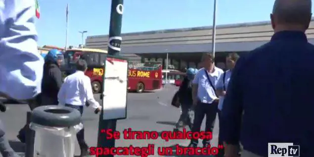 Migranti sgomberati, l'agente: "Se tirano qualcosa spaccargli il braccio"
