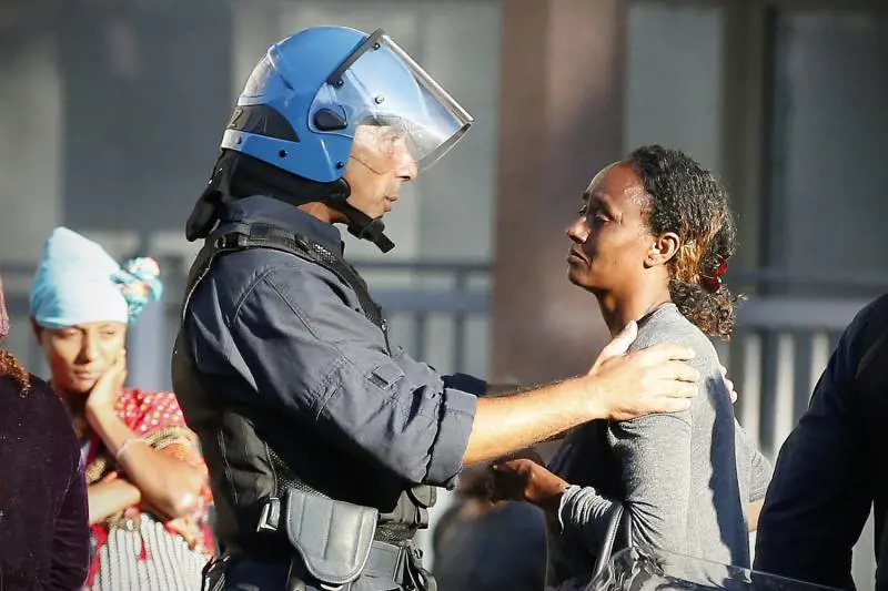 Il poliziotto: "La mia carezza? Ha reso orgoglioso mio figlio"
