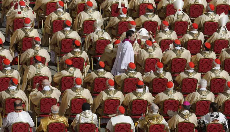 Abusi, cardinale sospeso. Per i gesuiti "la Chiesa dovrebbe vergognarsi"