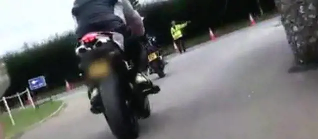 Treviso, cerca di fermare una moto con la scopa: viene investito, entra in coma e muore ​