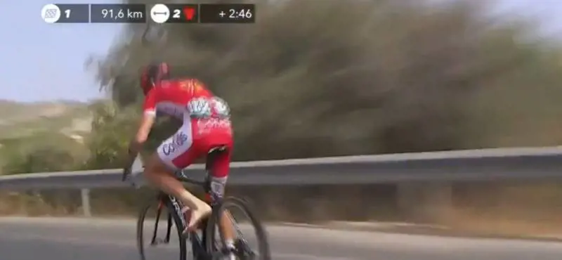 Ciclista si toglie sassolino dalla scarpa continuando a pedalare