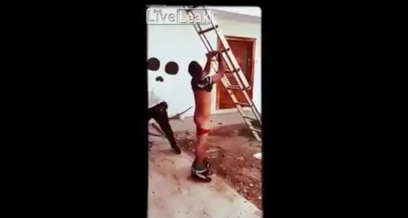 Brasile, vigilante sorprende ladro e lo picchia con una mazza