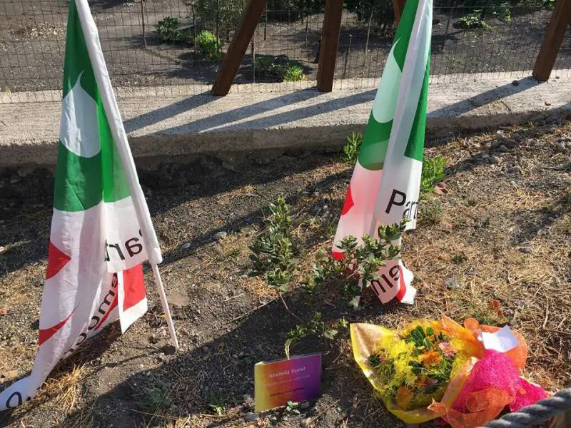 Le bandiere del Pd dietro l'alberello piantato in ricordo di Anatoliy 