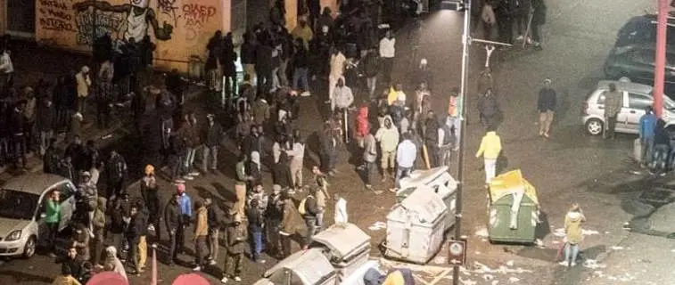 Tutte le rivolte dei migranti e gli scontri con gli italiani