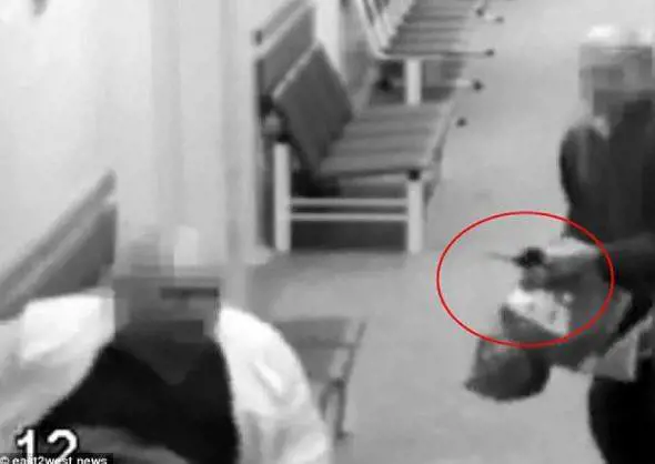 "Ora sei guarito dal tumore". Non ci crede e uccide il medico in corsia