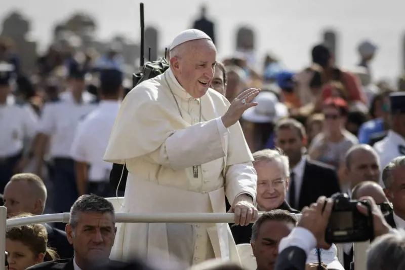 Se Bergoglio apre ai preti sposati
