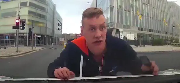 Ciclista "indemoniato" si infuria. Rompe il tergicristallo al taxi