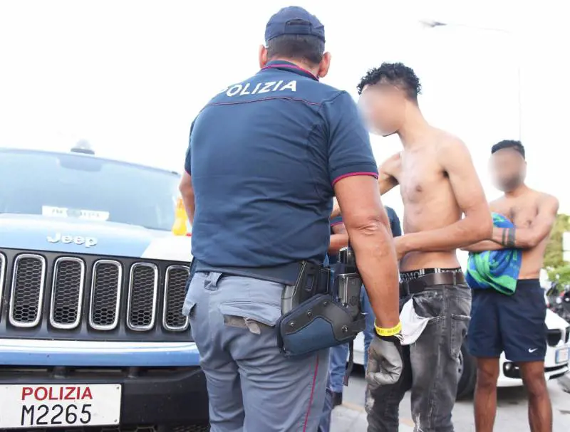 Il sindaco Pd giustifica i migranti ubriachi: "Non sono abituati a bere"