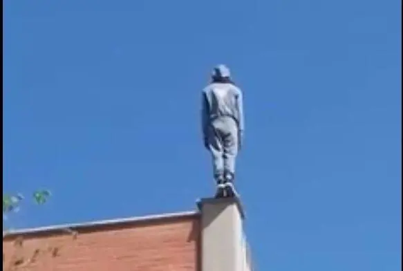 Il migrante si getta dal tetto: il video choc del tentato suicidio 