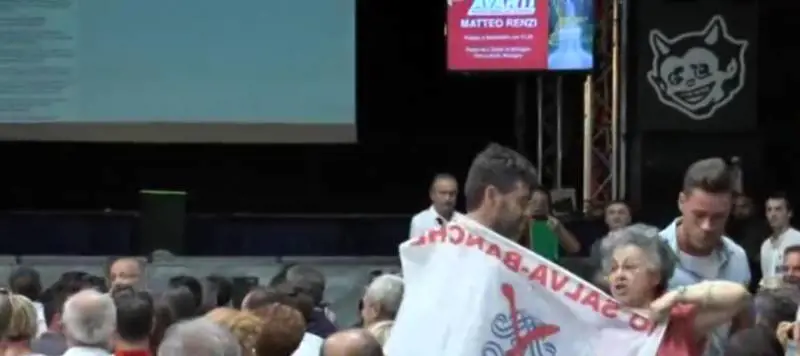 "Hai rubato", "Dillo a tua sorella". Renzi contestato da una anziana