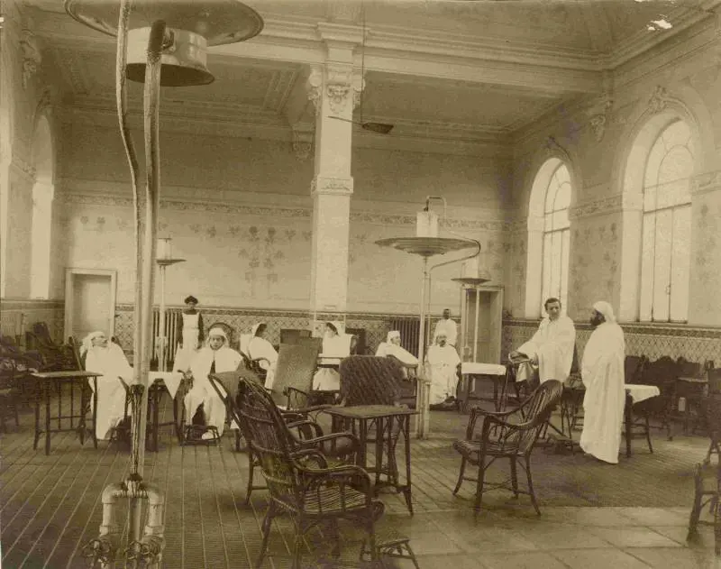 I "beduini" delle terme nell'oasi di acqua santa