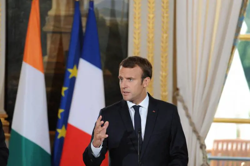 Macron: "Gli operai si trovino un lavoro"