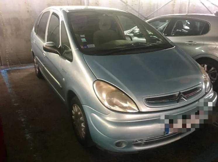 Lascia figlia in auto e se ne va. "Preoccupato solo dalla denuncia"