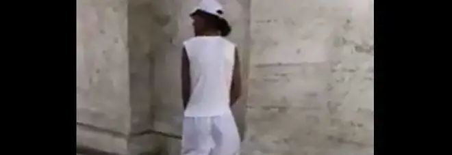 Straniero orina sul colonnato di San Pietro. Un cittadino romano filma e lo rimprovera