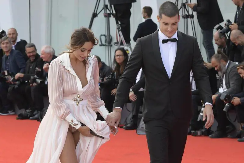 Red carpet hot per Sonia Lorenzini: lo spacco dell'abito svela lo slip