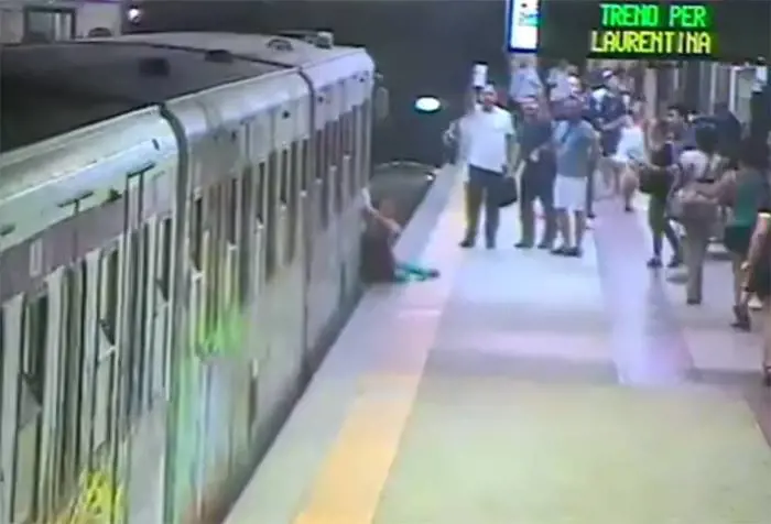 Roma, trascinata dalla metro è in sedia a rotelle: "Voglio giustizia"
